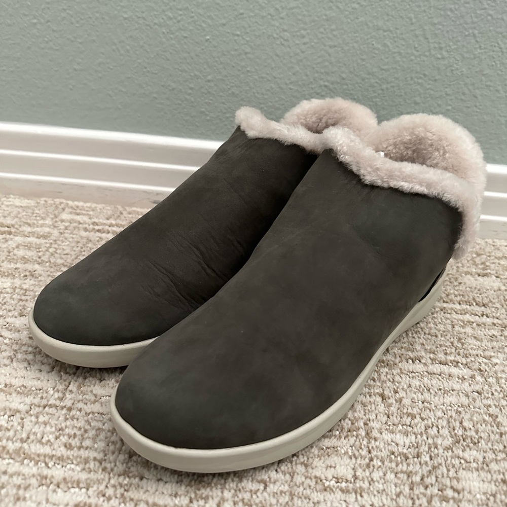 Olukai women’s sterling boot size 9